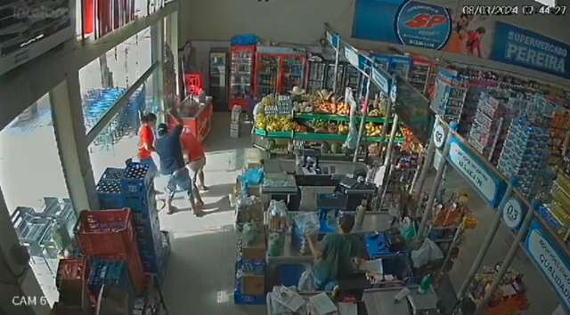 Suspeitos de furto s&atilde;o agredidos em supermercado de Ribas do Rio Pardo