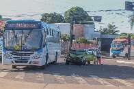 Acidente entre carro e ônibus deixa motoristas e passageira feridos 
