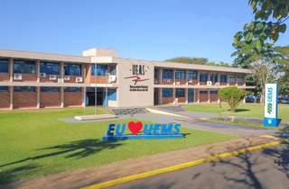 Fachada do prédio da UEMS no município de Dourados. (Foto: Divulgação)