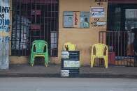 Jovem é alvejada em frente a conveniência e fica com bala alojada