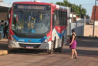 Ônibus da linha Zé Pereira envolvido no acidente, estacionado dentro do terminal (Foto: Marcos Maluf)