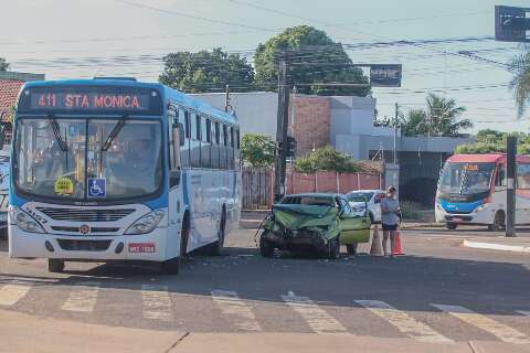 Acidente entre carro e ônibus deixa motoristas e passageira feridos 