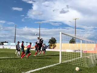 Jogadores do Operário disputam posse da bola diante confronto com a Atlética Portuguesa, no Estádio Jacques da Luz, em Campo Grande. (Foto: Reprodução/Instagram: @operariomsoficial)