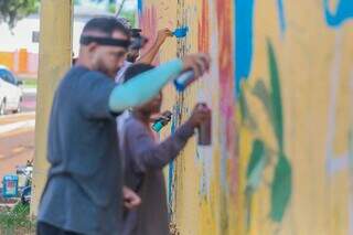 Artistas realizam grafite em muro de almoxarifado da prefeitura (Foto: Marcos Maluf)