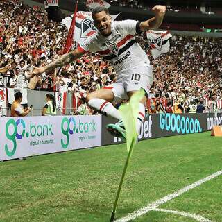 Luciano comemora gol chutando a bandeira de escanteio (Foto: SPFC/Divulgação)