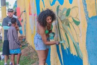 Erika Pedroso durante grafitagem de muro (Foto: Marcos Maluf)