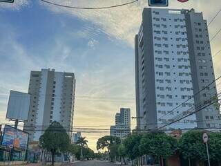 Amanhecer com céu claro em Campo Grande (Foto: Marcos Maluf)