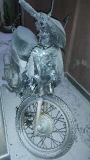 Mulher é surpreendida com moto queimada e tiros em apartamento