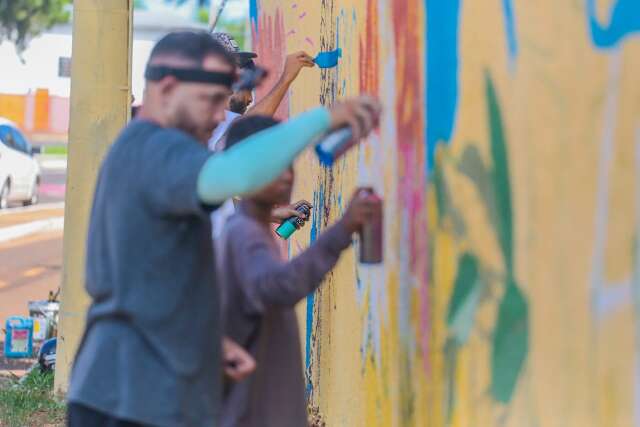 Muro de almoxarifado recebe arte em comemora&ccedil;&atilde;o ao Dia do Grafite