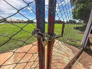 Campo de Futebol Marambaia com portão fechado, no Bairro Coophavila II (Foto: Marcos Maluf)