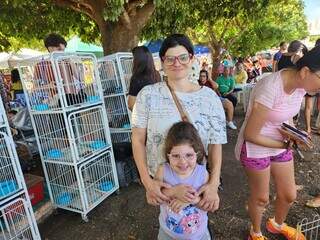 Kelly Pedroni e sua filha percorram 9 km para participar da feira de adoção (Foto: Geniffer Valeriano)