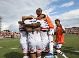 Jogadores do São Paulo comemorando gol no Estádio Novelli Júnior em Itu (Foto: Divulgação/São Paulo)