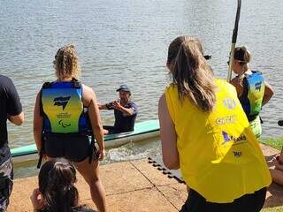 Participantes da canoagem no lago do Parque das Nações Indíegnas. (Foto: Geniffer Valeriano)