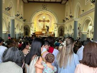 Familiares e amigos, de jovens que morreram em trágico acidente, entrando na igreja (Foto: Marcos Maluf)