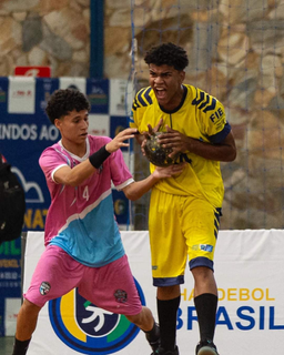 Gustavo Moura Souza segurando a bola com as mãos defendendo seu time (Foto: Divulgação) 