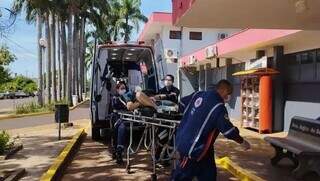 Baleado na barriga, rapaz foi socorrido pelo Samu ao Hospital da Vida (Foto: Leandro Holsbach)