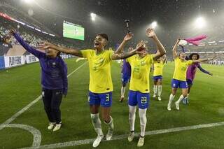 Meninas do Brasil comemoram classificação para a final (Foto: Leandro Lopes/CBF)