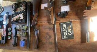 Armas apreendidas na casa do idoso que perseguiu crianças e atirou para cima (Foto: divulgação) 