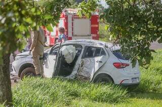 Carro ficou danificado e os dois airbags foram acionados (Foto: Marcos Maluf)