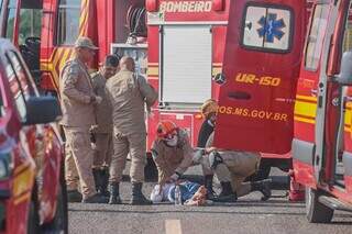 Momento em que a vítima era socorrida pelo Corpo de Bombeiros (Foto: Marcos Maluf) 