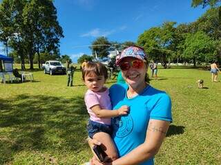 Elsa Solange Ferreira e a neta no Parque das Nações Indígenas. (Foto: Geniffer Valeriano)