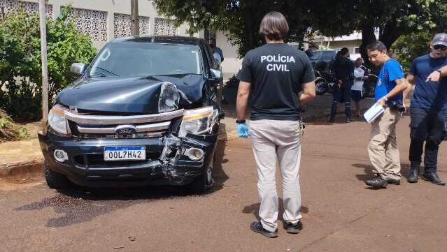 Com caminhonete furtada, homem foge da PM, bate em muro e leva tiro