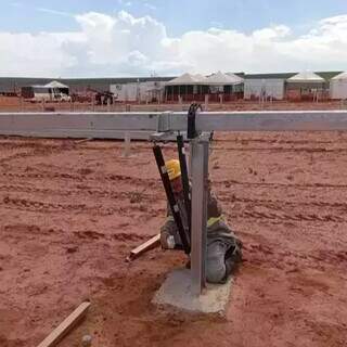 Funcionário, que veio do Maranhão, trabalhando na obra de usina de geração solar em Paraíso das Águas (Foto: Arquivo pessoal)