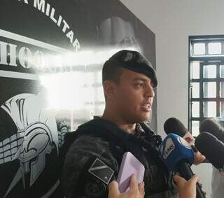 Major Anderson Costa durante entrevista coletiva nesta manhã (Foto: Viviane Oliveira) 