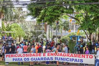 Servidores da guarda vão até prefeitura com faixa cobrando periculosidade e enquadramento (Foto: Henrique Kawaminami)