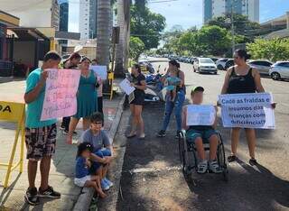 Manifestantes em frente ao Ministério Público de Mato Grosso do Sul (Foto: Geniffer Valeriano)