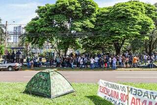 Guardas se únem com profissionais de saúde, que estão acampados desde o dia 8 de março, em frente a Prefeitura de Campo Grande (Foto: Henrique Kawaminami)