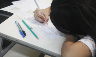 Jovem estudante resolve equações durante aplicação da Obmep. (Foto: Alexandre Campbell/Agência Brasil)