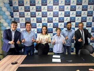 Da esquerda para direita: vereadores Beto Avelar, Valdir Gomes, prefeita Adriane Lopes, senadora Tereza Cristina, vereadores Professor Riverton e Delei Pinheiro (Foto: Marcos Maluf)