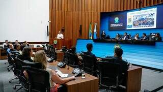 Deputados estaduais reunidos no plenário da Alems durante audiência publica sobre criação do Sistema Estadual do Esporte e Lazer (Foto: Alex Machado)