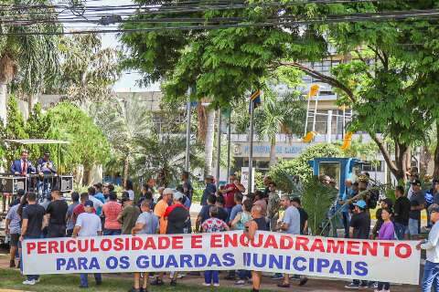 Guardas municipais se unem aos enfermeiros em protesto no Paço
