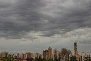Céu de Campo Grande nublado visto do Jardim Bela Vista nesta manhã (Foto: Henrique Kawaminami)