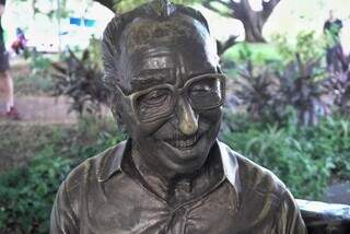 Óculos do poeta foi entortado desde a instalação da homenagem na Avenida Afonso Pena. (Foto: Paulo Francis)