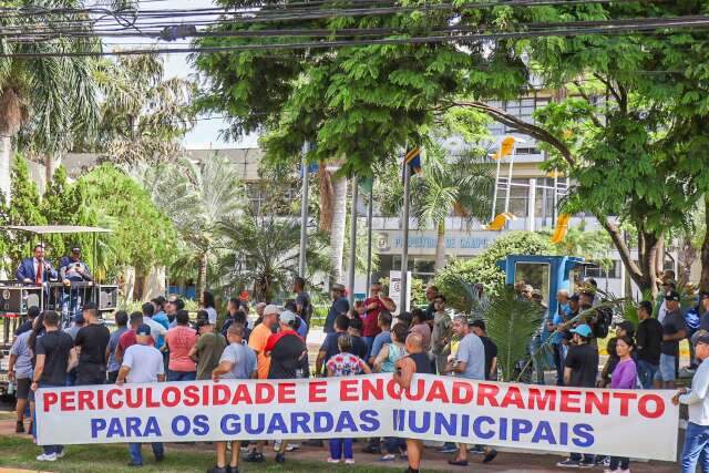 Guardas municipais se unem aos enfermeiros em protesto no Pa&ccedil;o