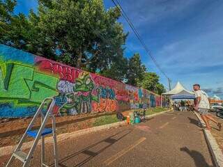 120 metros de parede do almoxarifado da Prefeitura de Campo Grande ganharam cores na Avenida Fábio Zahran. (Foto: Marcos Maluf)