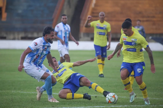 Jogadores do Costa Rica disputam a posse da bola durante confronto com o Dourados. (Foto: Franz Mendes/FFMS)