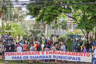 Servidores da guarda vão até prefeitura com faixa cobrando periculosidade e enquadramento (Foto: Henrique Kawaminami)