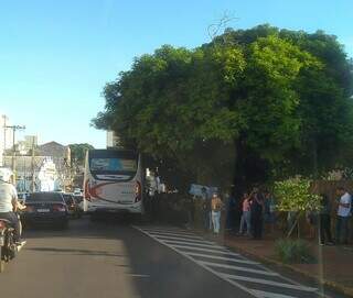 Ônibus quebrado na Rua Rui Barbosa, sem sinalização (Foto: Direto das Ruas)