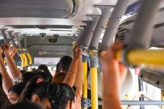 Ônibus lotado no início da manhã, em Campo Grande: auditoria irá avaliar qualidade do serviço (Foto: Henrique Kawaminami)