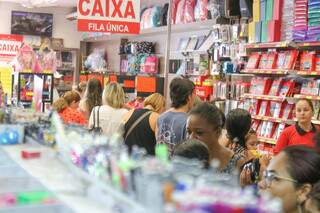 Consumidores comprando material escolar em papelaria de Campo Grande (Foto: Marcos Maluf) 