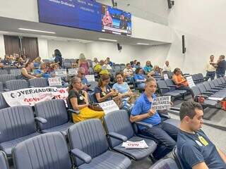 Aposentados em mais um dia de participação na sessão da Assembleia para pedir redução de desconto (Fotos: Marcos Maluf)