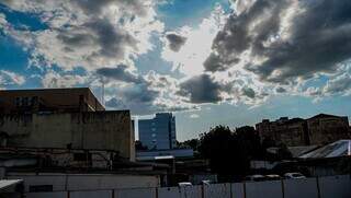 Tempo em Campo Granderegistrado no Centro tem sol entre nuvens (Foto: Alex Machado)