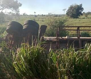 Carreta tombada em área de mato às margens de estrada. (Foto: Vale do Ivinhema)