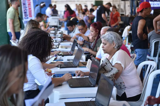 Equipe da Subea faz cadastro com moradores em evento realizado no ano passado. (Foto: Arquivo/PMCG)