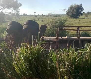 Motorista perde controle, carreta sai da pista e tem princípio de incêndio