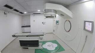O equipamento de radioterapia é um acelerador linear instalado no Hospital de Câncer em 2018 (Foto: Divulgação/Governo de MS)